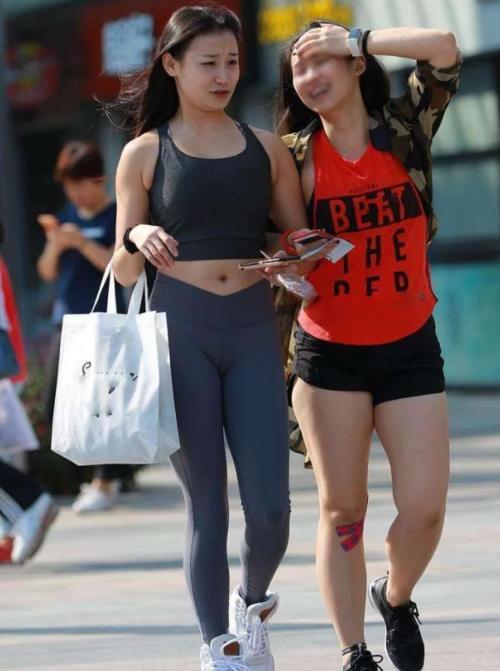 街拍: 丰满圆臀的紧身裤姑娘, 一点缺点都没有啊!