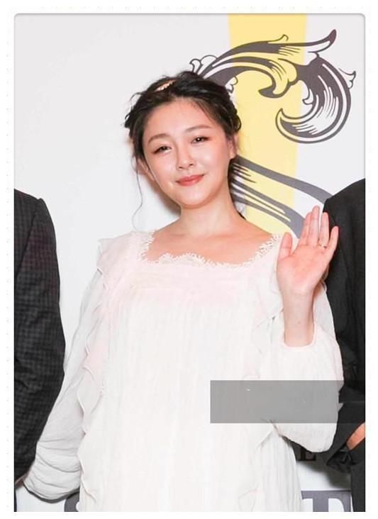 李菲儿鱼骨裙夸张，张雨绮、大S穿薄纱裙，一个真性感一个大妈相