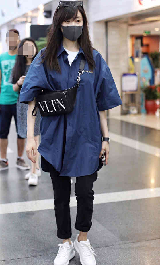 拜托张天爱换一件上衣吧，把大长腿都穿没了，也是让人尴尬！