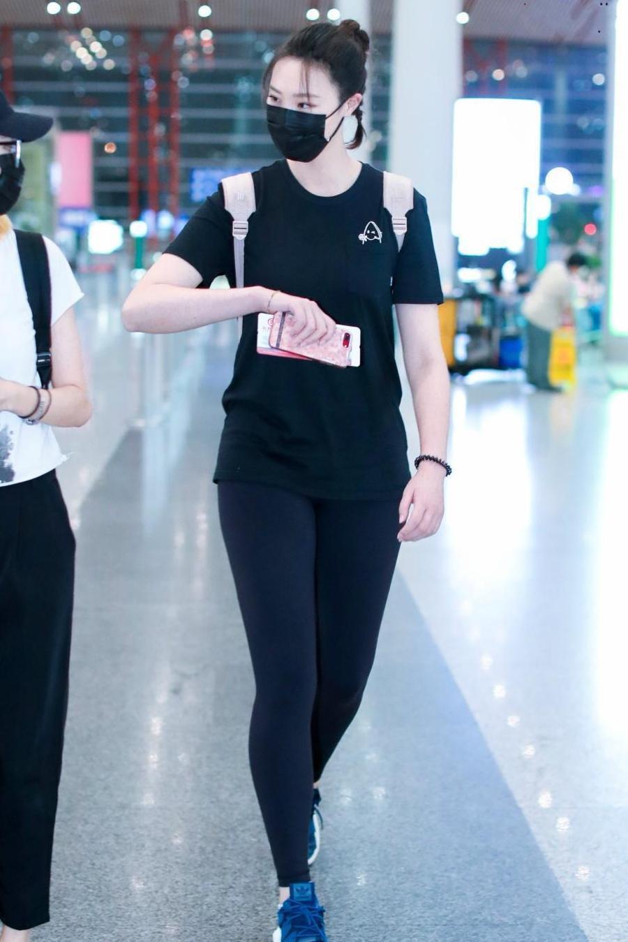 惠若琪的上衣不够长, 也敢下半身只穿打底裤, 网友: 为了显腿长呗