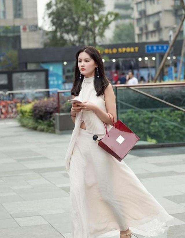  『中袖』路人街拍,姑娘身材好气质佳,搭配黑色的中袖上衣,时尚吸睛