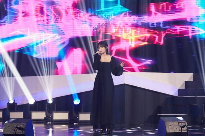 周笔畅性感露背装写真图片