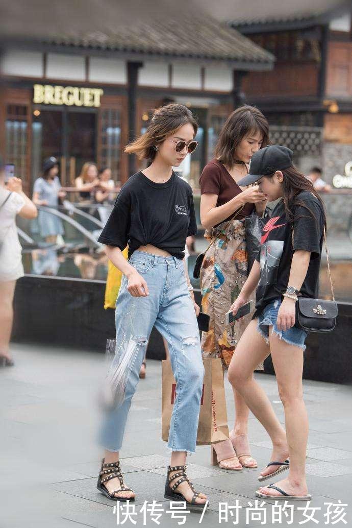 素人街拍: 超短连衣裙, 衬出小姐姐的白皙美腿,性感美丽!