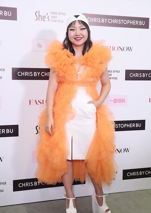  「洋子」辣目洋子没颜值没身材，却靠气质涨人气，紫色裙穿出少女魅力