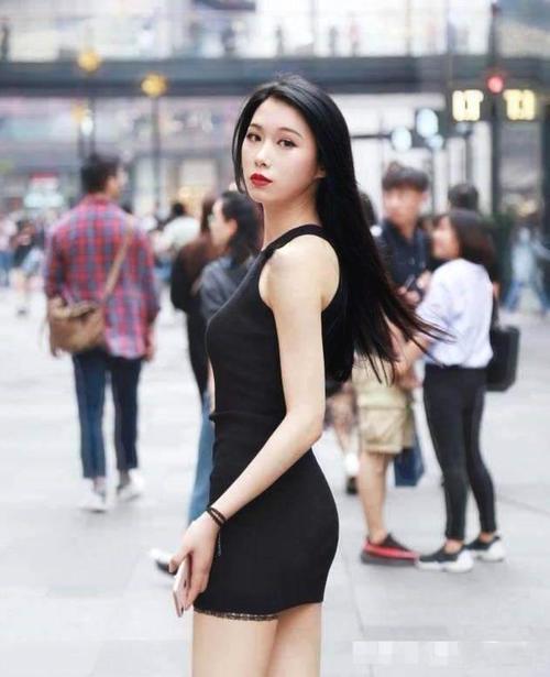 街拍：小姐姐整体看起来优雅端庄，女人味十足