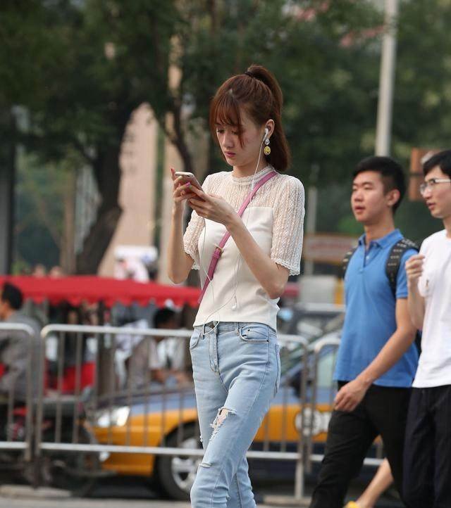 滕州街拍穿破洞牛仔裤尖头恨天高的铅笔腿妹子，一般人驾驭不不了