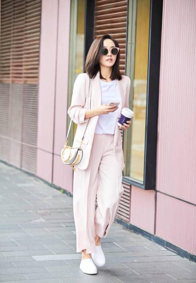 流行色之粉色，看王智凹西装，除了干练就剩美!