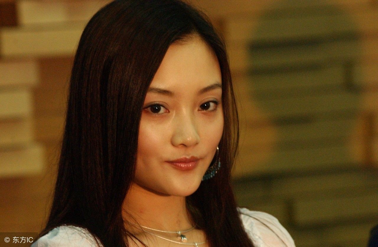 李小璐黑色眼镜破洞牛仔裤带甜馨，秒显时尚!网友:还是那么美!