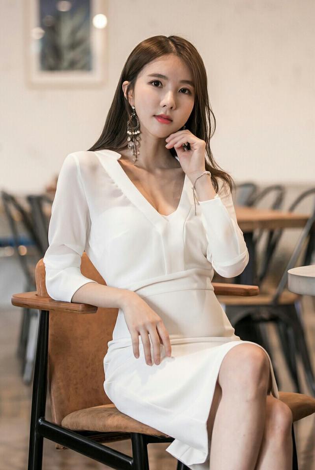 街拍：都市里的知性小姐姐，细跟高跟鞋尽显妙龄女郎味