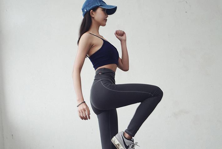 俏皮可爱的打底裤美女，堪比超模气质，走到哪都吸睛