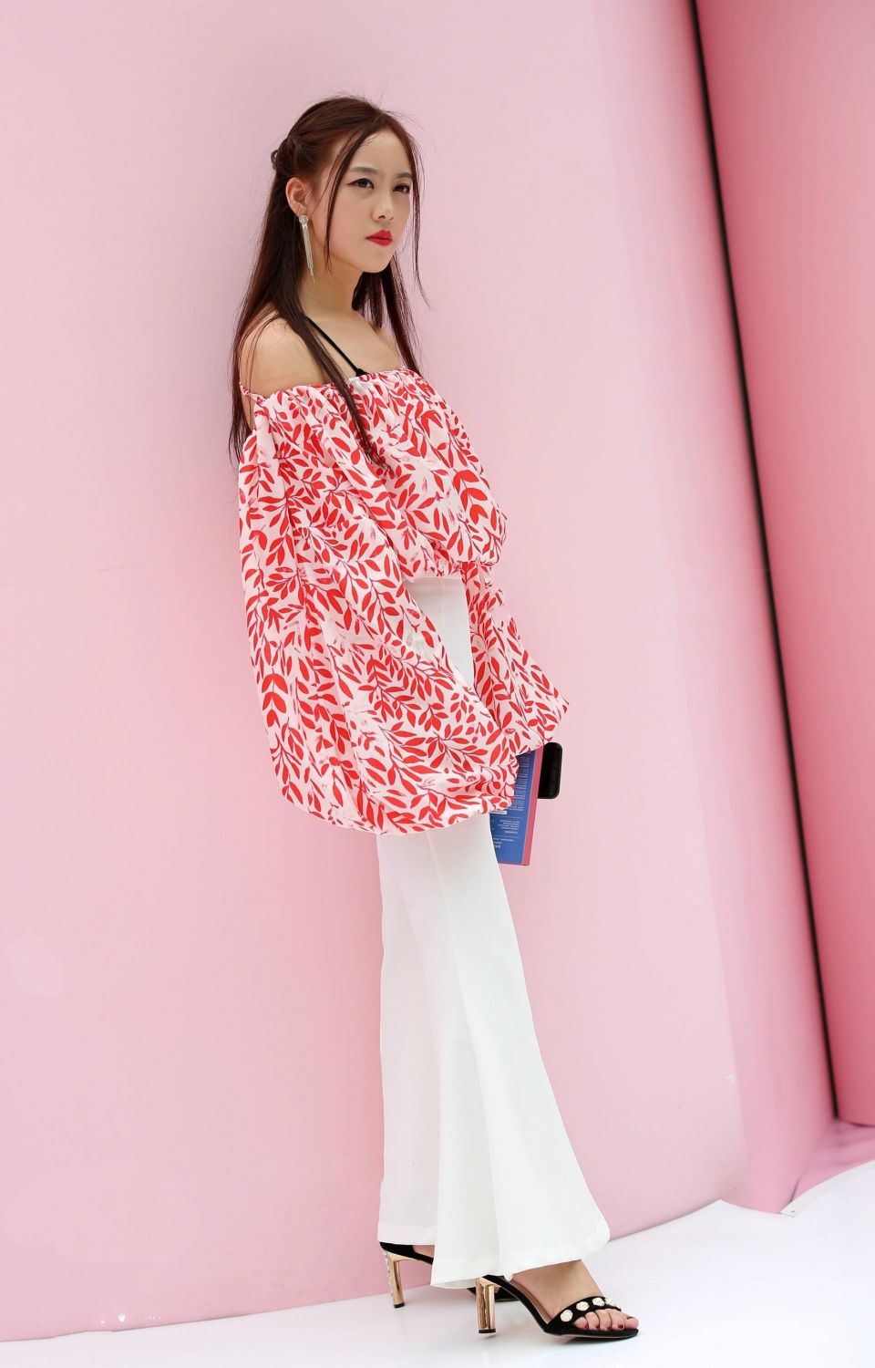 街拍:图1美女真会玩,衣服竟然反着穿!图6看背影就知道是美女