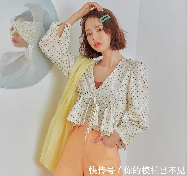  适合：别总穿牛仔短裤，今夏流行“老爹短裤”，搭配这3件上衣，很潮！