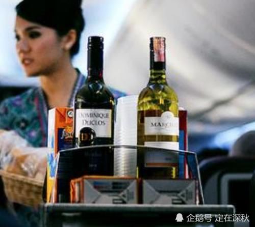  [起飞]飞机起飞后空姐拉上布帘，很多人都想知道原因，这样做保