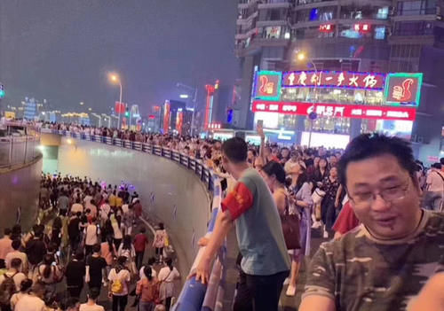 重庆这个地方太火了,直接封桥让游客拍照打卡,网友:暖心