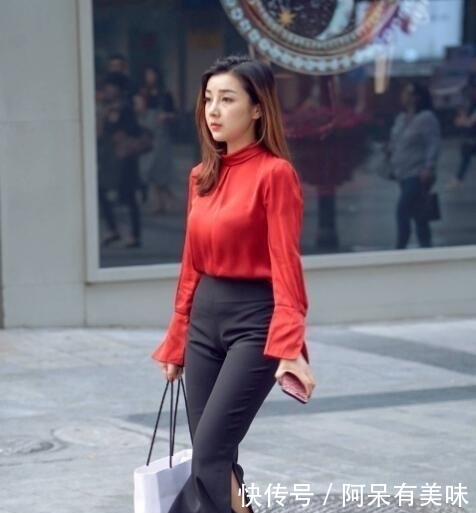 [ 开叉]时尚有女人味，时尚街拍：小姐姐开叉喇叭裤搭配红色圆领秋衣