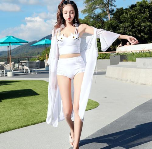 身材真好啊！比基尼美女，展现纤细曼妙的身段，秀出白皙的皮肤！