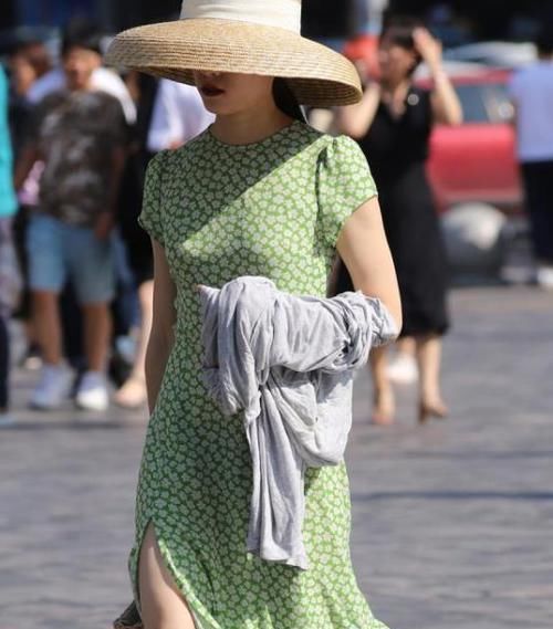  『气质』养眼女神街拍：楚楚动人的小姐姐，一条黑色的连衣裙，优雅唯美气质