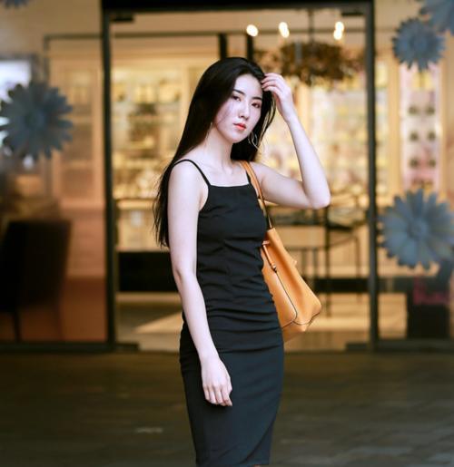 风姿卓绝的牛仔裤小姐姐，充满阳光朝气，婀娜身姿让人倾心！