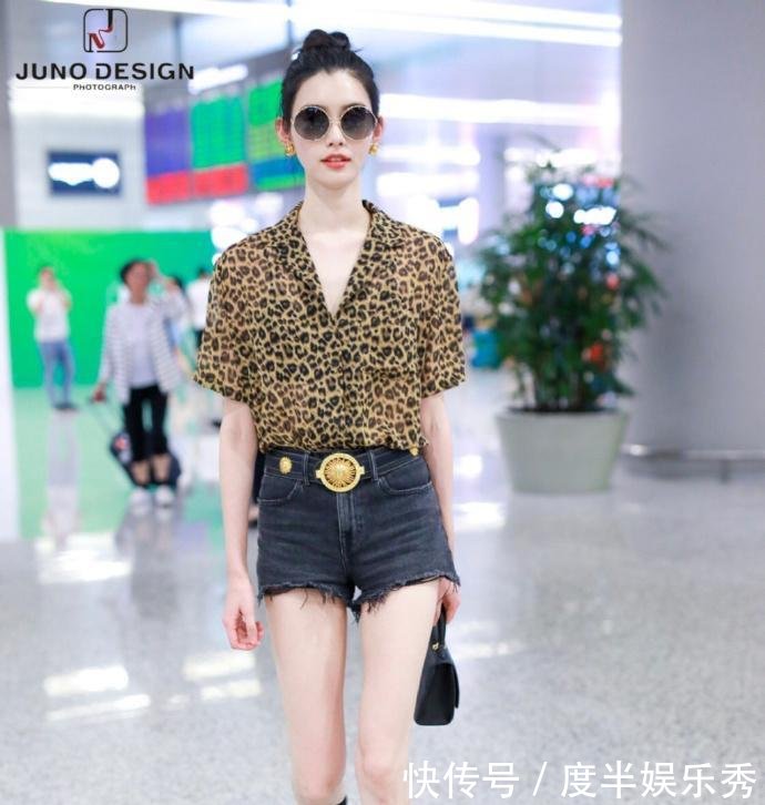 奚梦瑶身穿豹纹衬衫搭配黑色牛仔短裤亮相某机场, 豹纹衫好性感