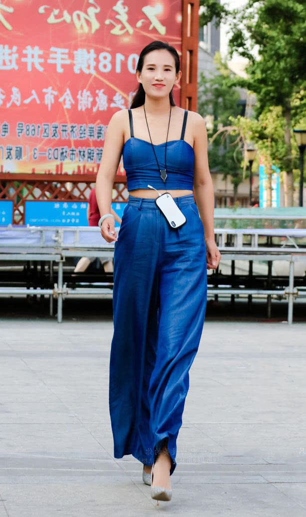 成熟小姐姐穿蓝色吊带裹出挺拔圆润的上围，浑身散发的风情挡不住