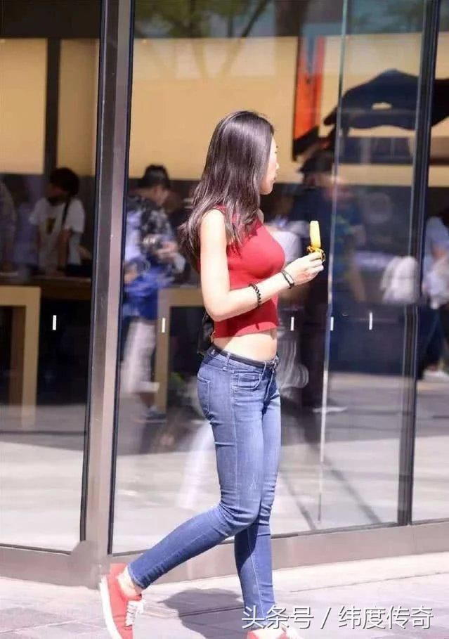 时装搭配修身T恤搭配紧身牛仔裤，时尚的穿搭，尽显时尚领导者