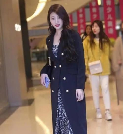  「美女」美女时尚街拍：明眸善睐的美女，一件灰色短袖配浅色牛仔裤，青春活力气息