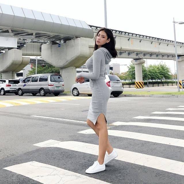 街拍：美女玲珑曲线笑容甜美，一件包臀裙穿出了好身材