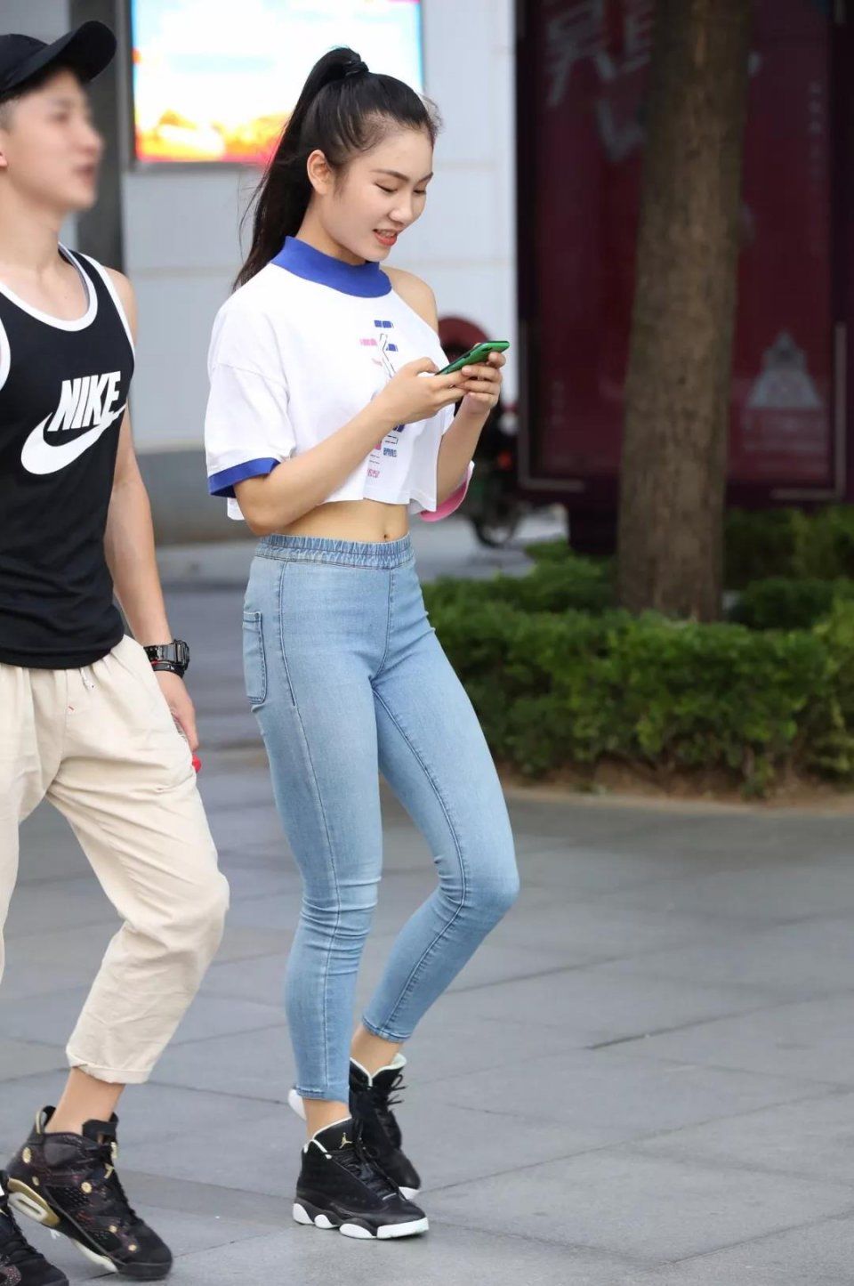 街拍：绑马尾，穿牛仔长裤，甜美又性感的翘臀美女