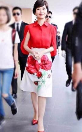 赵雅芝牛掰！居然穿这么大胆的短裙走机场？白娘子的好感全败光了