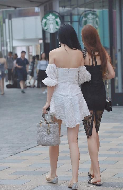  「闺蜜」姐妹俩逛街都穿平底鞋,这才是好闺蜜,输赢全看“自身”!
