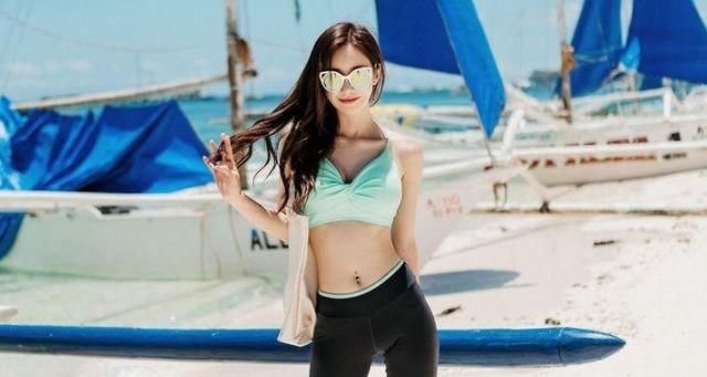 苗条好看的比基尼泳衣美女，秀出纤细腰身，非常有魅力！