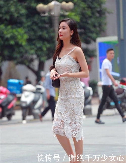 「白皙」街拍:美女时尚的穿搭秀出白皙长腿,长发飘飘,绰约多姿
