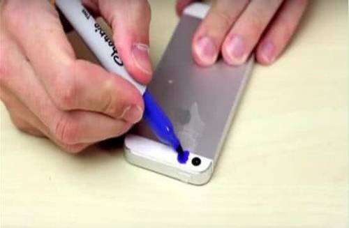 入住酒店之前先拿出荧光笔，涂在手机镜头上，能看到看不见的东西