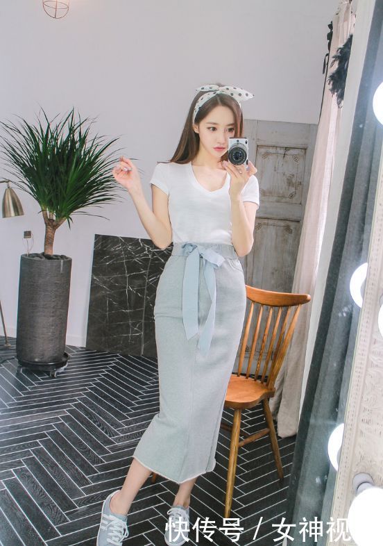 柔美娇俏的紧身裙美女，衬托出好身材，尽显女神的甜美感！