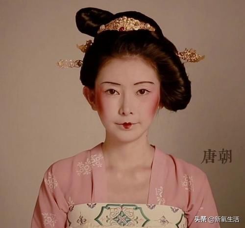  「照镜子」宅家颜值难兼顾，你有多久没有好好照镜子了？