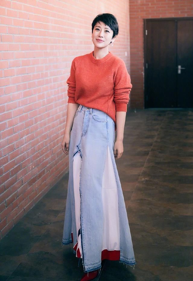 海清出席活动亮点满满，黑西装和领口的镂空，都没这条印花裙抢镜