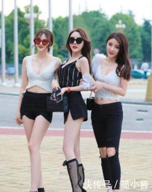 街拍：小姐姐身穿绿色的吊带紧身裙，举手投足间展现性感优雅魅力