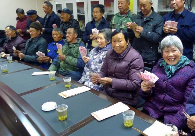  [养老金]交过公粮的农民，每人可领8万补贴，每月还有400养老金