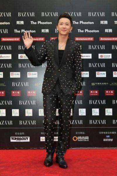 王凯韩庚现机场秀，一个憔悴脸变大爷，一个剪短发做型男