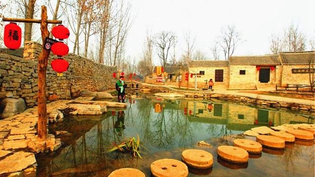 农村喂猪的石槽有人100元收，老农开心的数钱，专家：价值更高