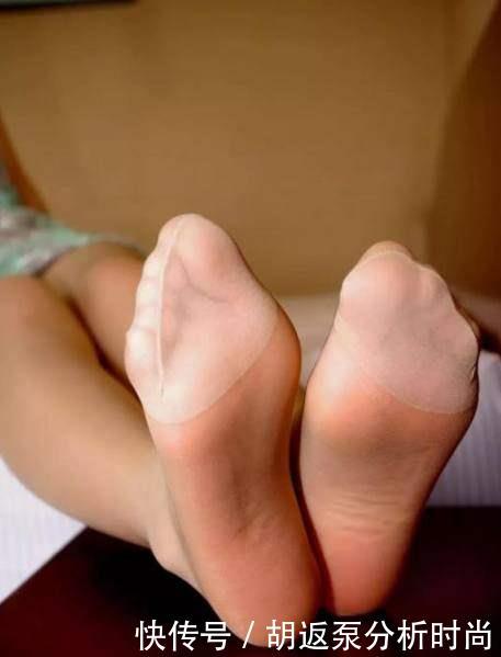 精致尖头高跟鞋,的配上白皙美脚,增添几分妩媚和女人味!!