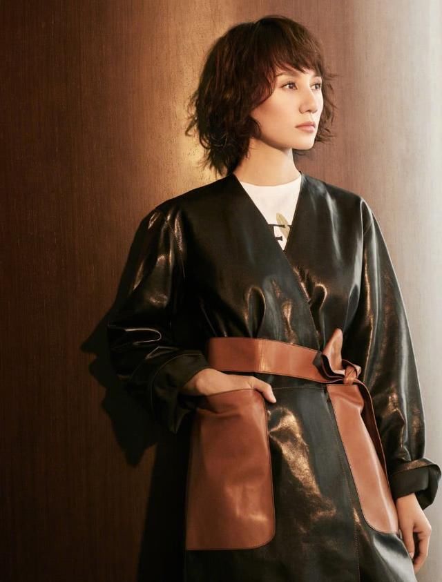 袁泉终于不低调了，穿一袭风衣很冷艳，气场不输闺蜜马伊琍！