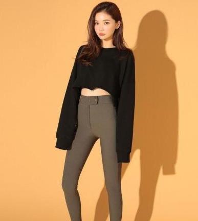 白色T恤与打底裤的穿搭，显出自然与个性的一面！