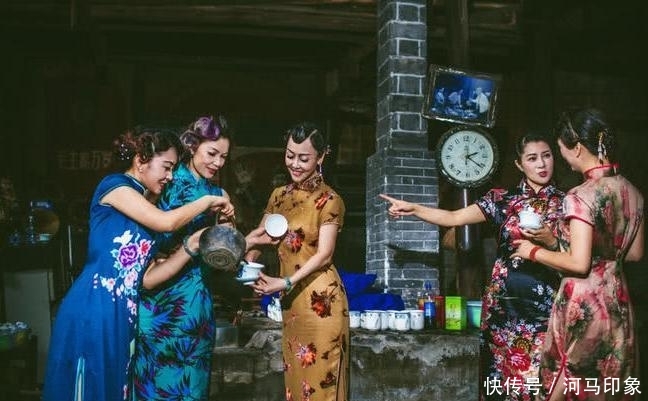 【少女】摄影师为50岁的成都阿姨们拍旗袍照,身材窈窕不输少女!