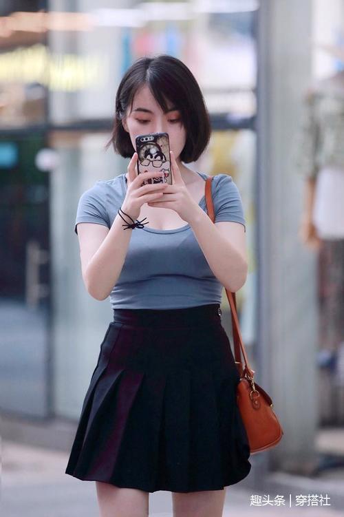 街拍：姑娘身材出众，曼妙多姿，简约穿搭却特别舒适养眼