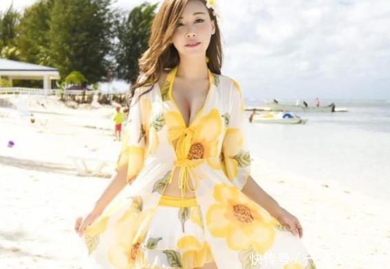 稳重独特的泳衣美女，显现出成熟女人的魅力，高雅又有气质！