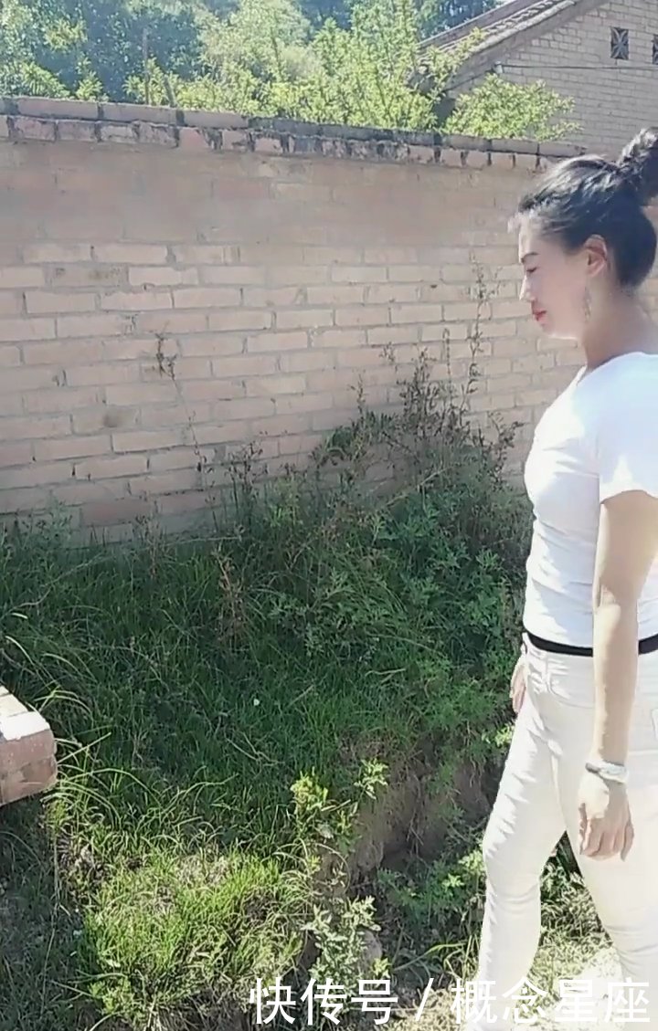 美女@这样爬墙也是够拼了,紧身裤搭配高跟鞋