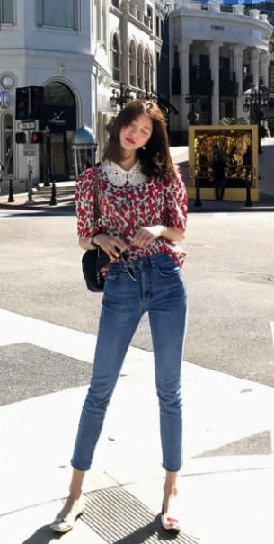 牛仔裤可以分分钟穿出自己的品质感，浅蓝色搭碎花上衣最撩人