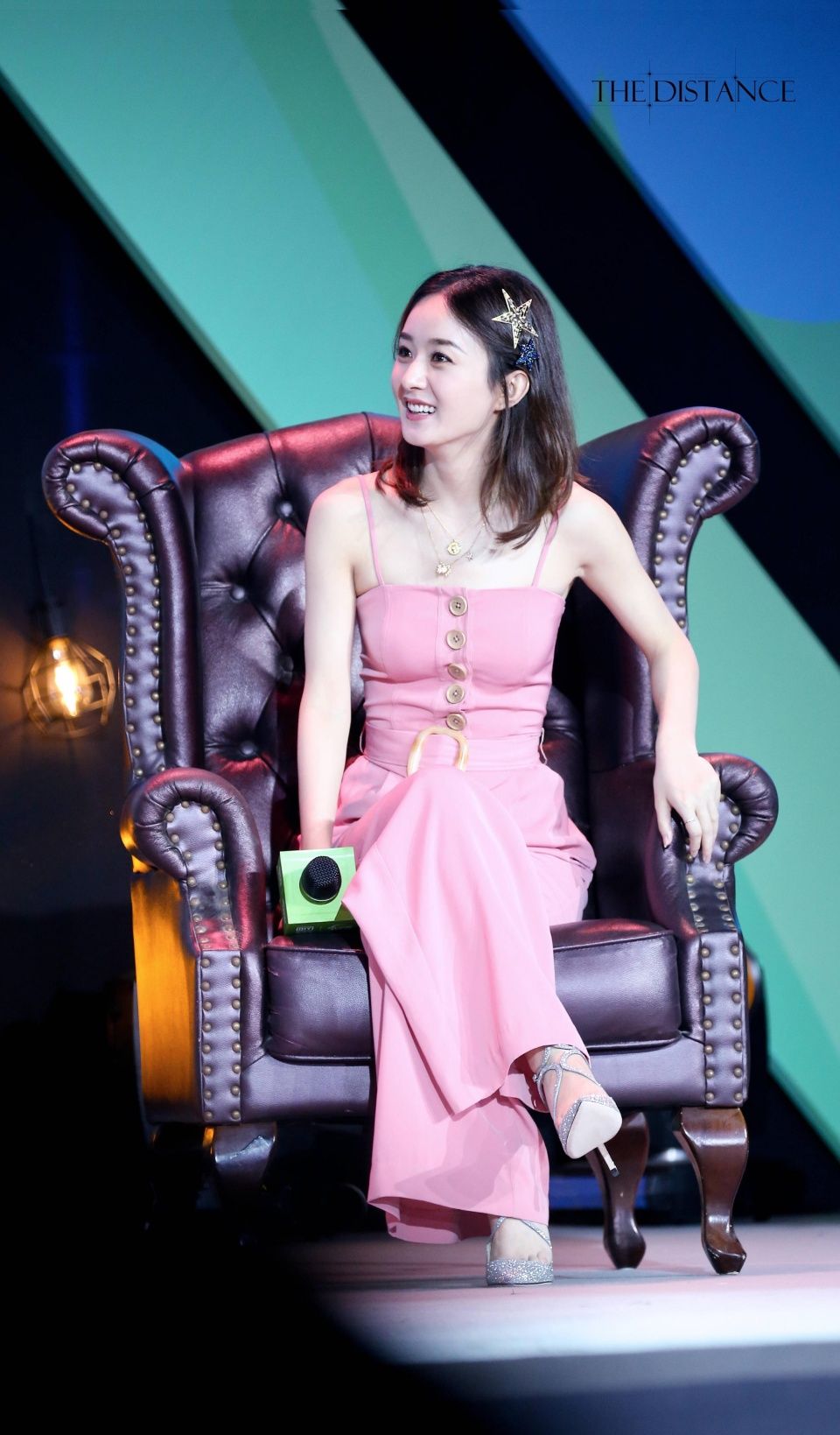 赵丽颖被曝光与冯绍峰相恋怀孕3个月,首次露面,谣言不攻自破