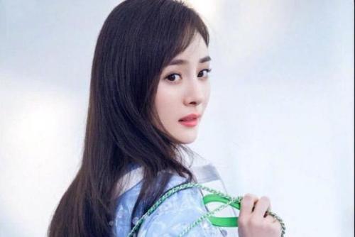 杨幂穿天价雨衣现身，手提两万价格包包，网友：富人的生活搞不懂